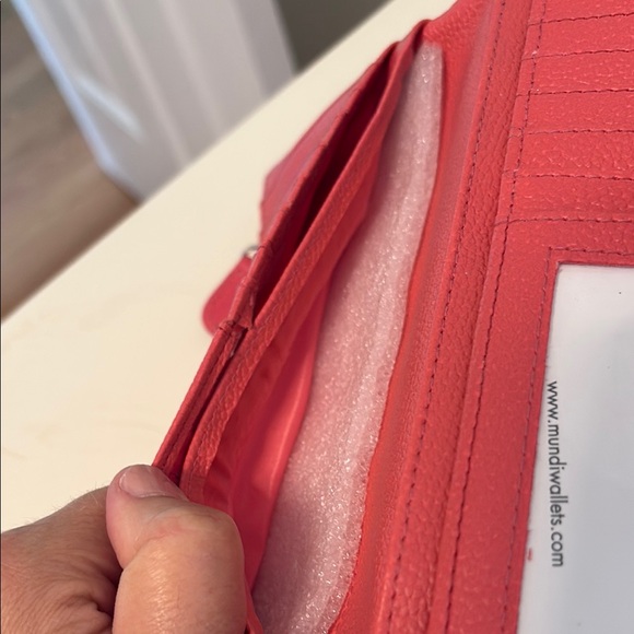 Muni NWT Pink Leather Women's Wallet - Picture 3 of 5
